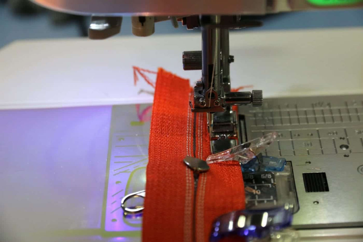 Zipper am Nähfuß vorbeiführen