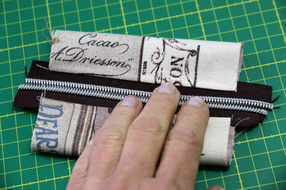 Reißverschluss-Seiten bündig zueinander legen