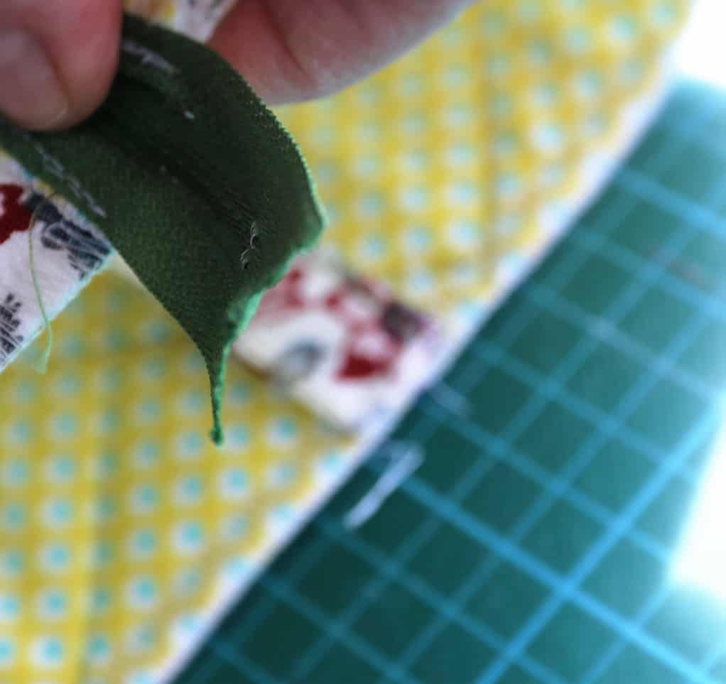 Schlaufen einnähen und Seiten schließen