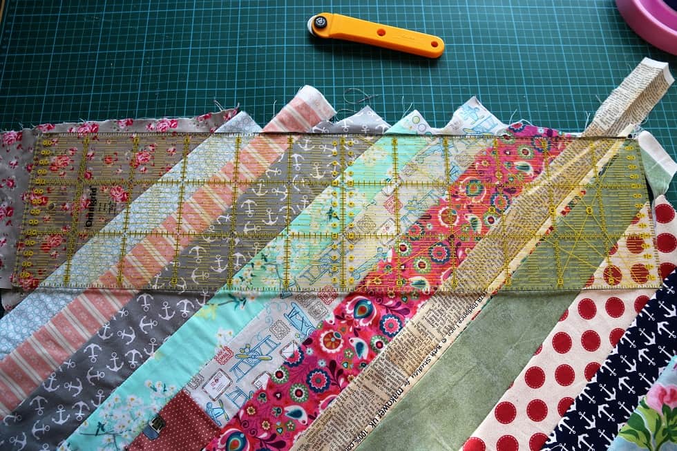 Streifen mit Patchwork-Lineal zuschneiden