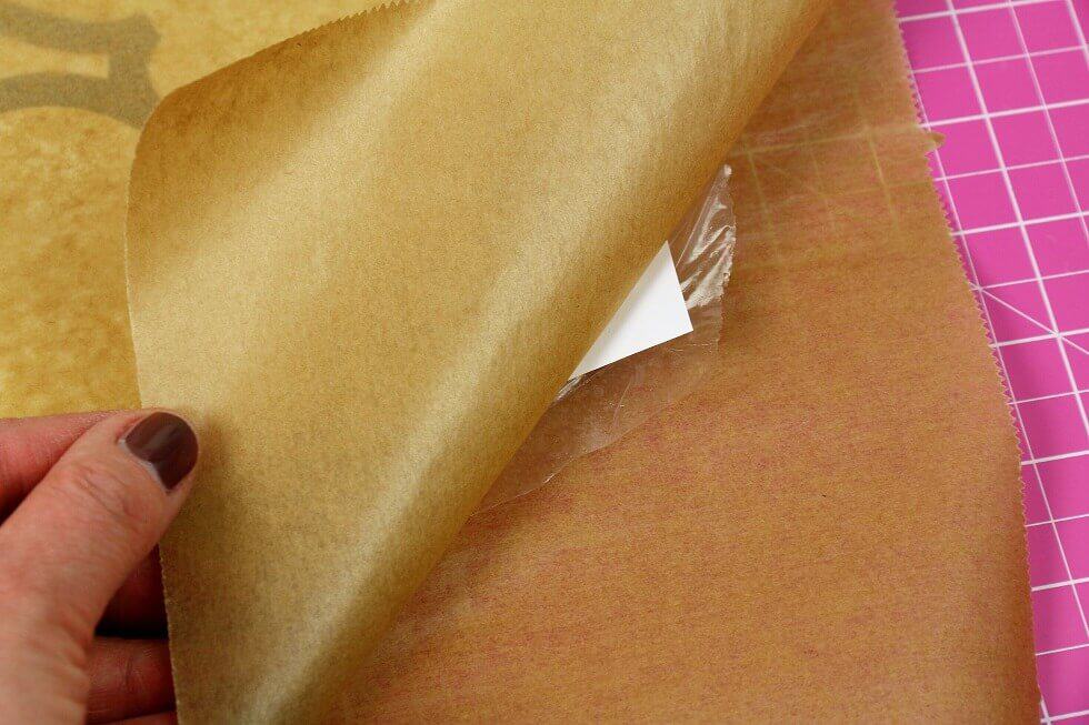 Backpapier abziehen, Folie zuschneiden