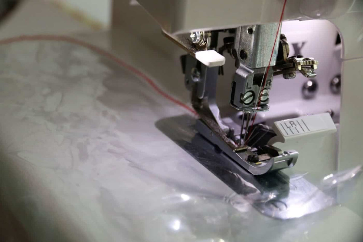 Stofflagen mit der Overlock zusammennähen