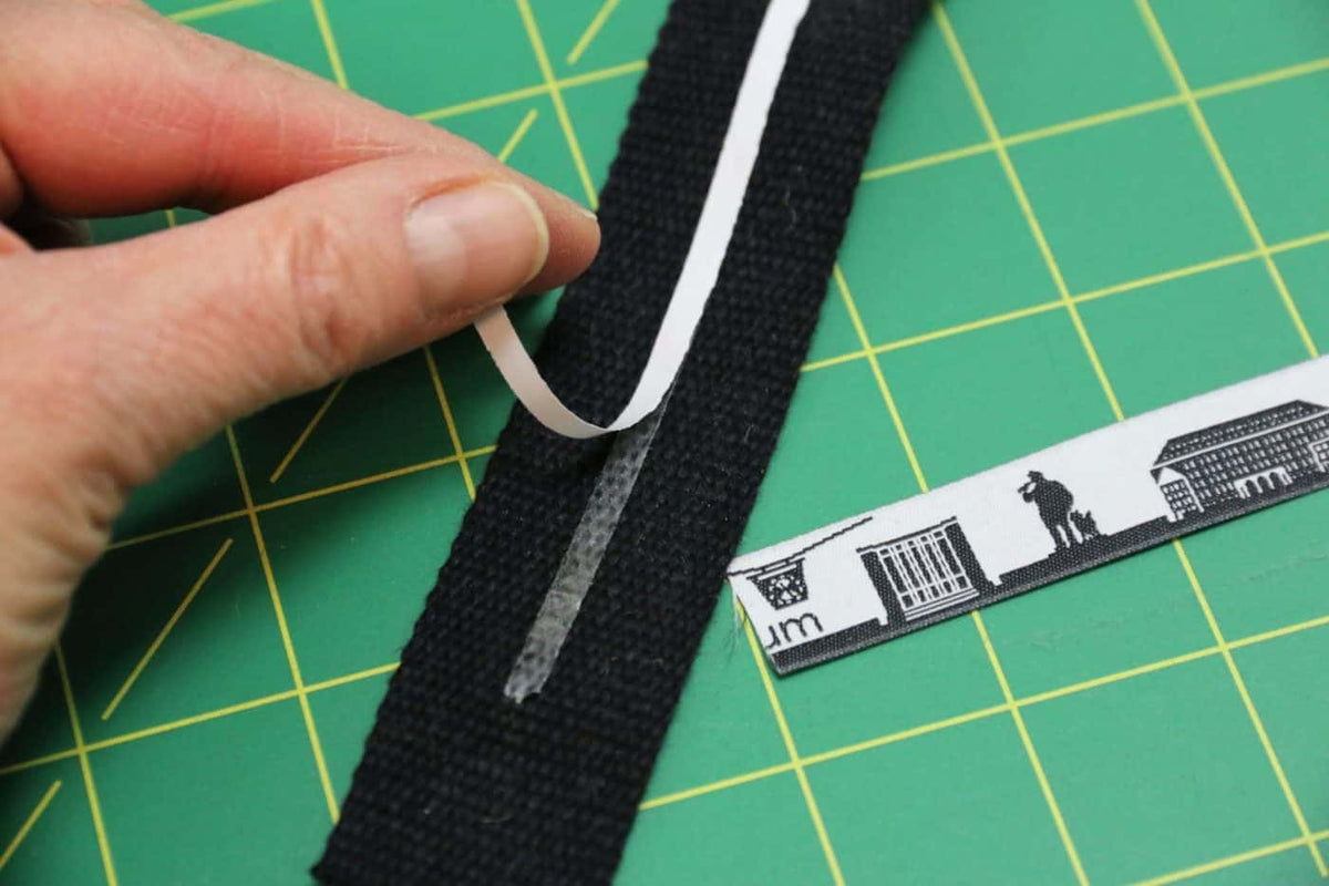 Trick 1: Webband mit Wondertape fixieren