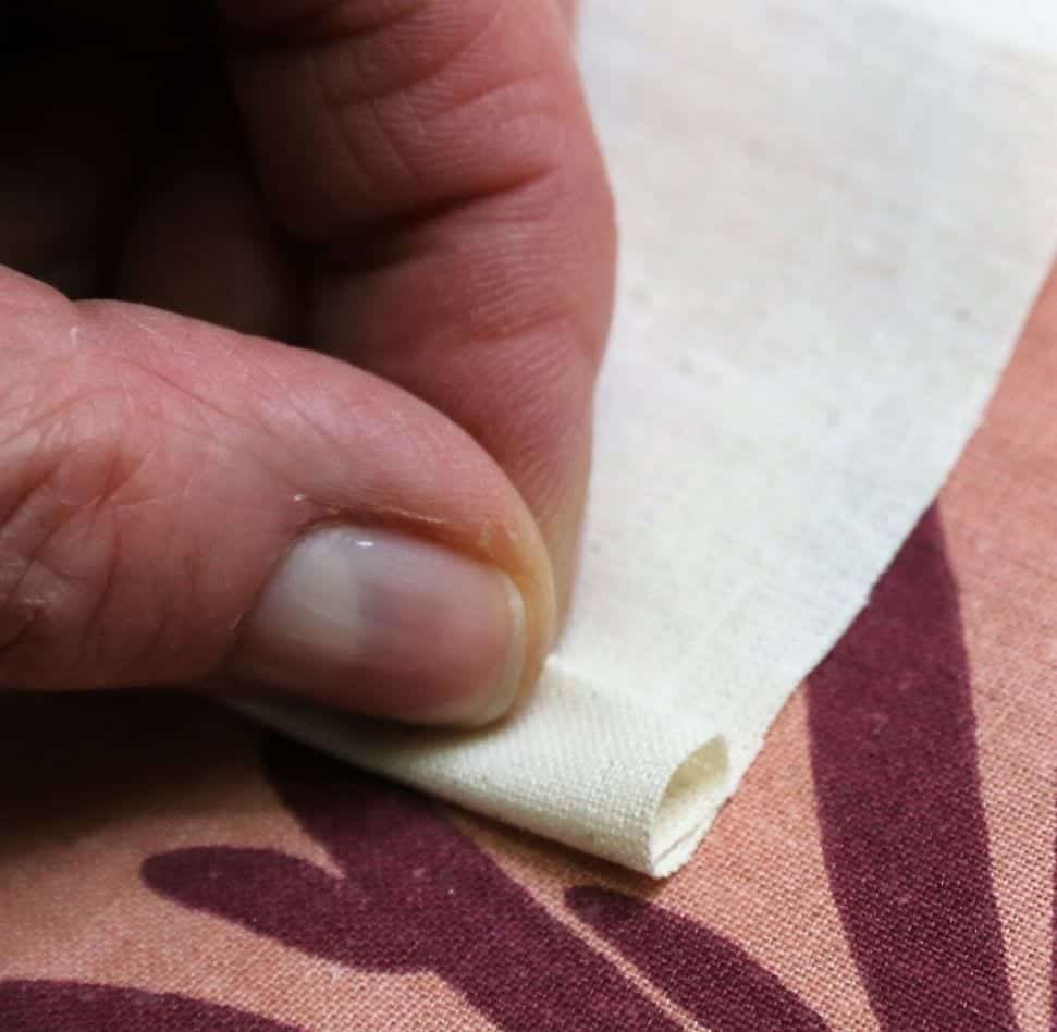 Falte die Schnittteile des Tunnelzugs an den kurzen Kanten 2 x 1 cm nach inne…