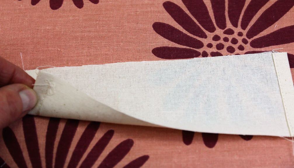 Falte die langen Seiten des Tunnelzugs zueinander