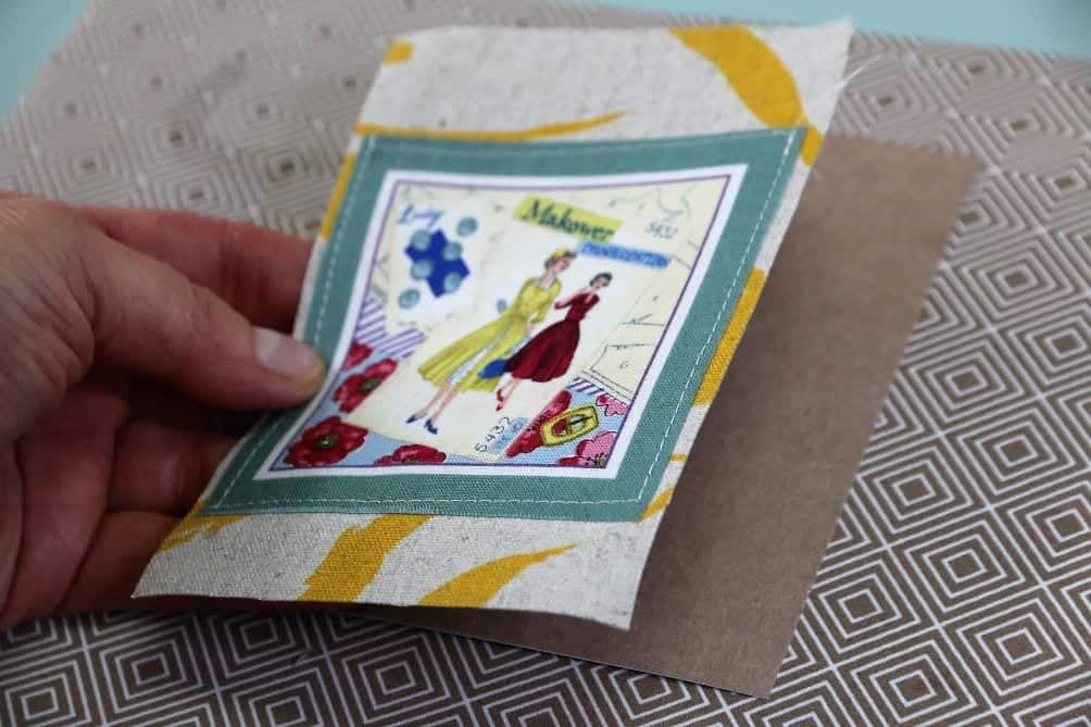 Stoff auf die Postkarte bügeln
