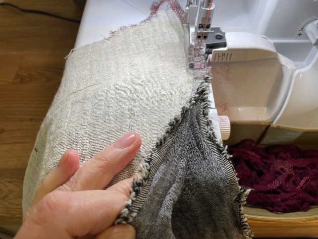 Schritt 5: Dreiecke mit der Overlock annähen