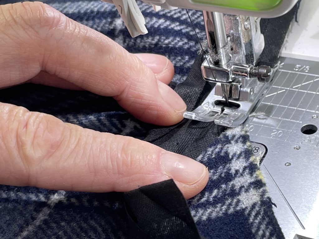 Schritt 3: Schrägband in der ersten Falz annähen