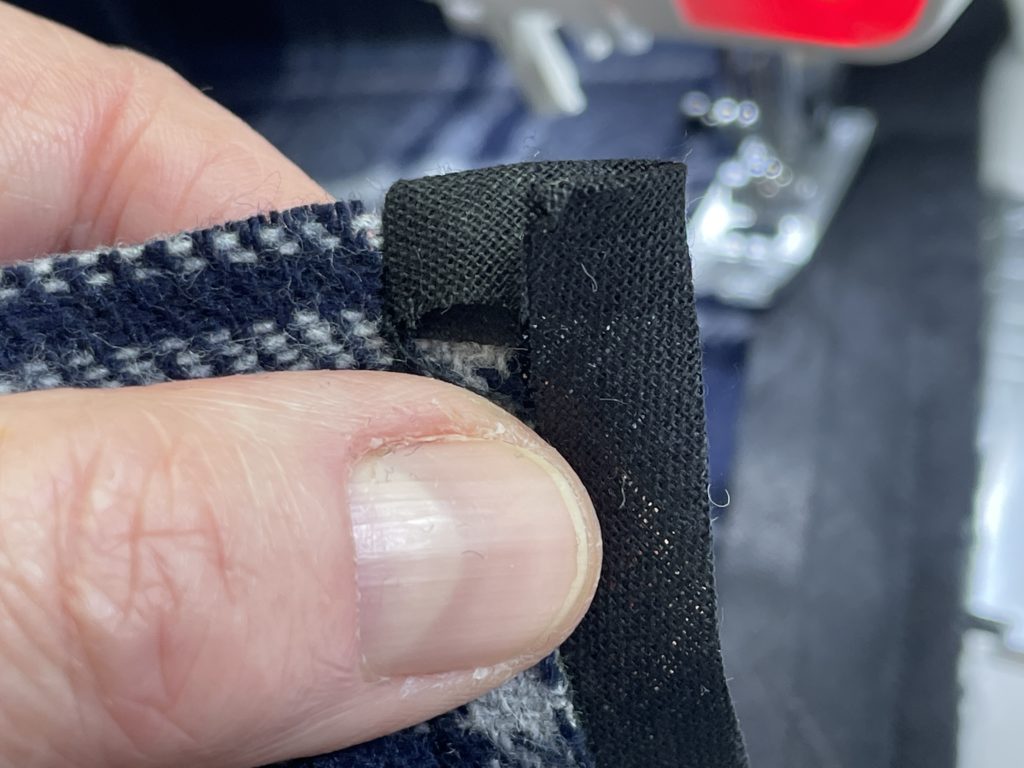 Schritt 6: Schrägband umklappen und absteppen