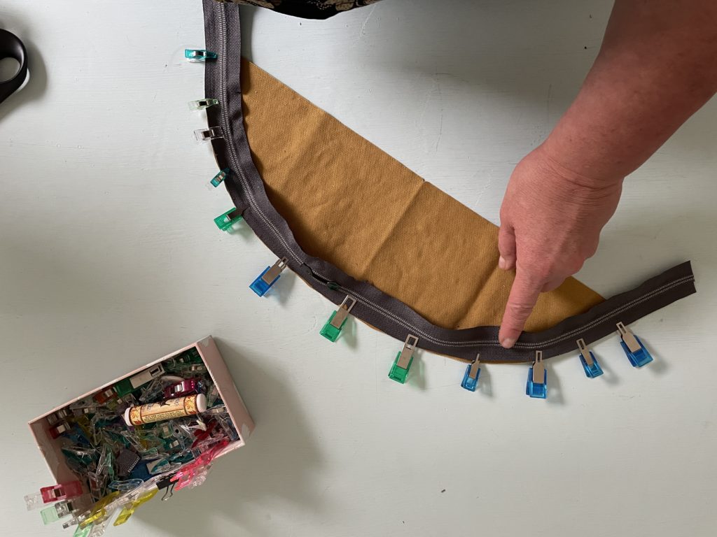 Reißverschluss an die Taschenklappe nähen