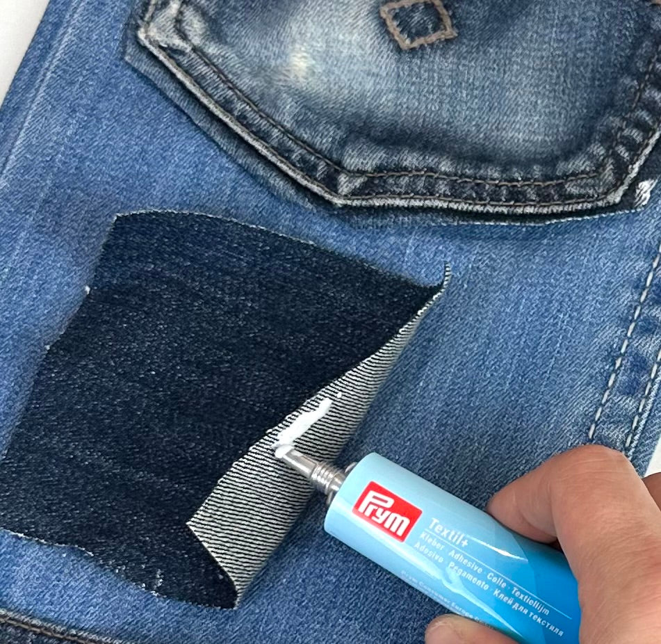 Aufsatztaschen platzieren und mit Textilkleber fixieren
