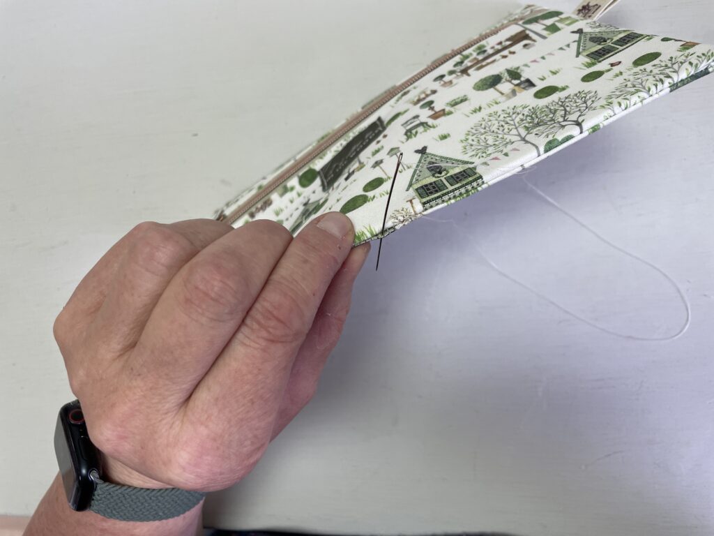 Bügle die Nahtzugaben der Wendeöffnung 1 cm nach innen um