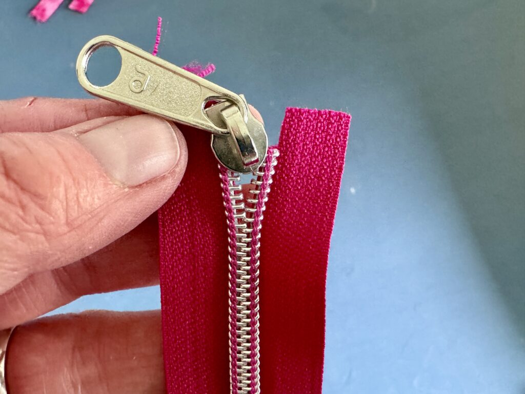 Reißverschluss vorbereiten: Zähnchen kürzen