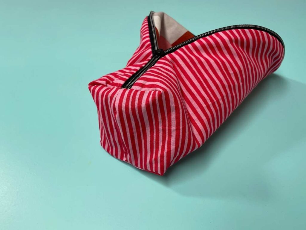 Etui von innen kontrollieren