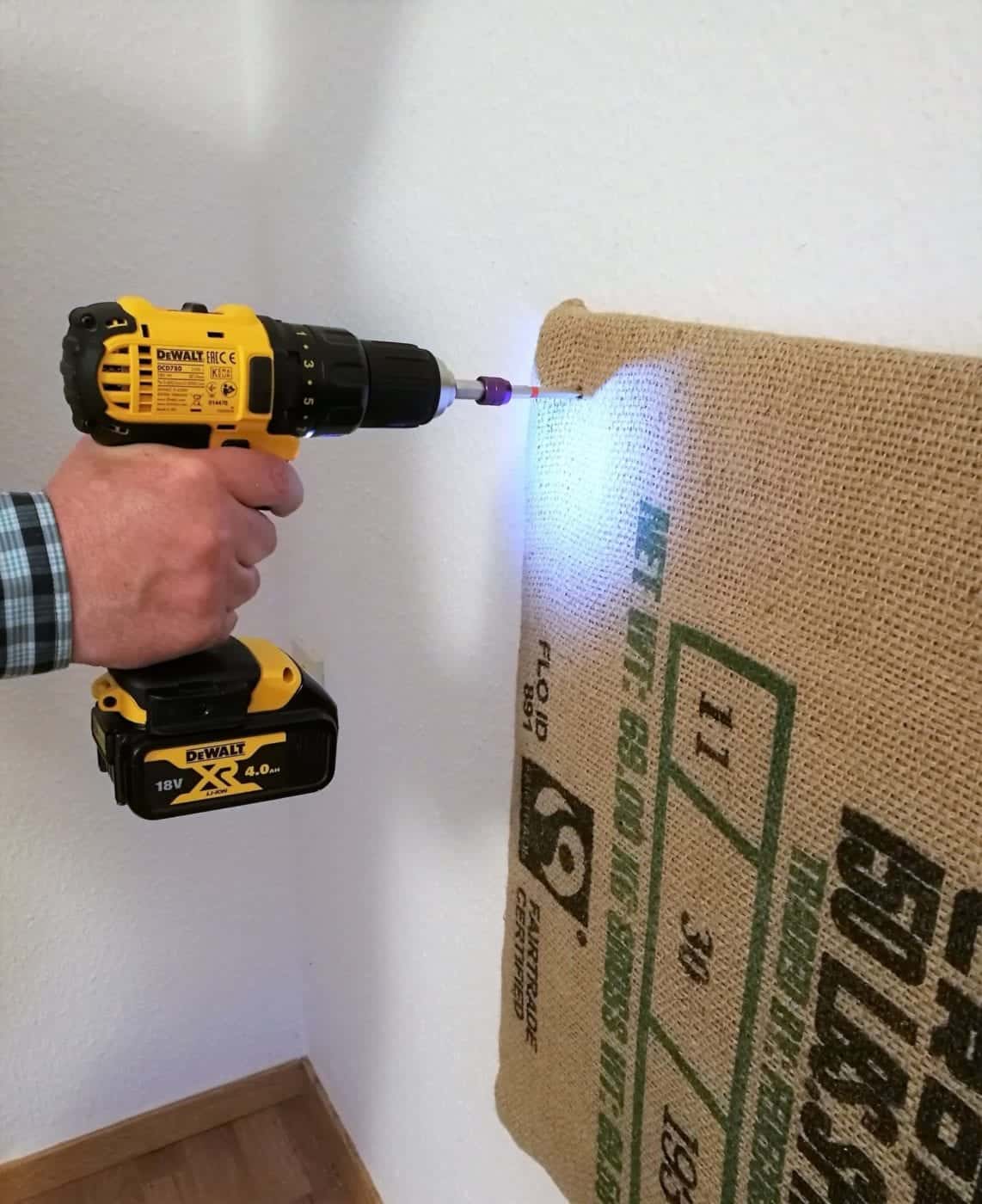 Kopfteil an die Wand schrauben