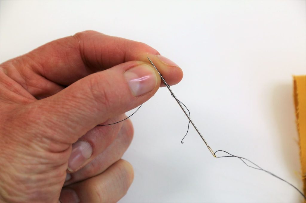 Schritt 1: Faden mit Knoten vorbereiten