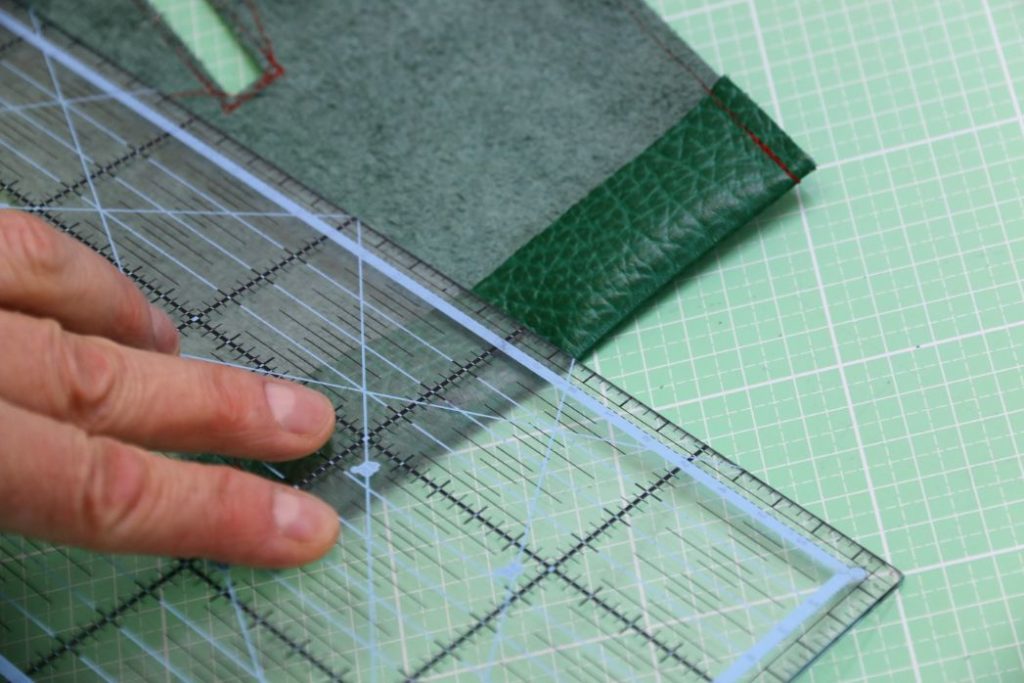 Falte mit Lineal in Form bringen