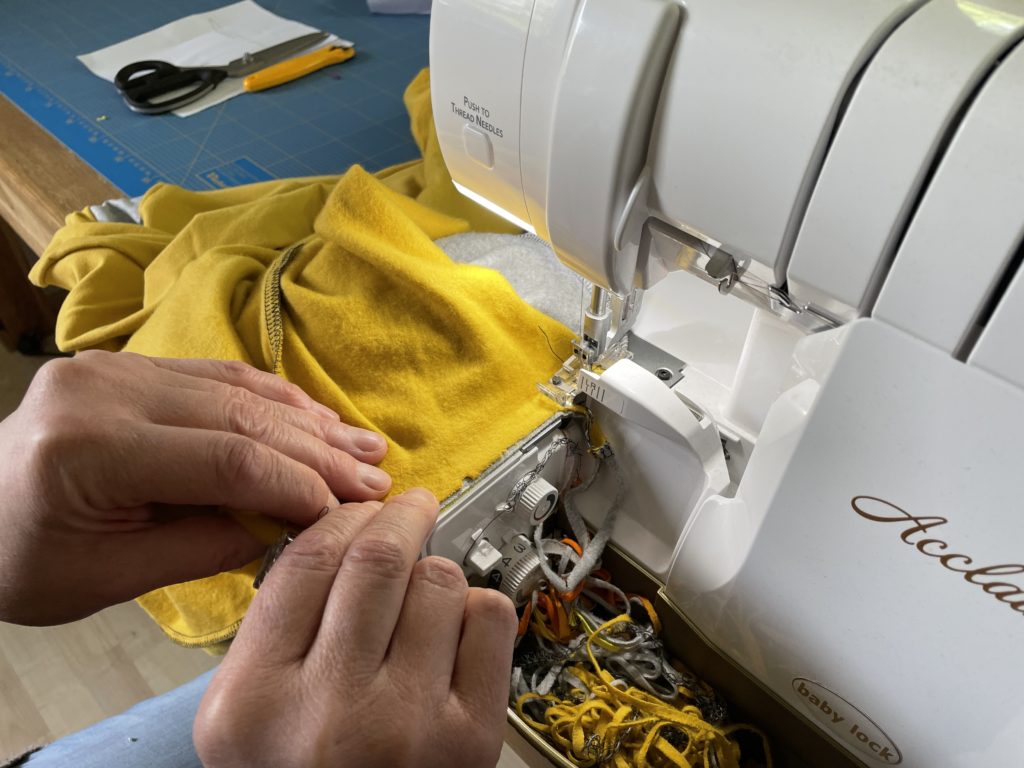 8. Kapuze in den Halsausschnitt einnähen