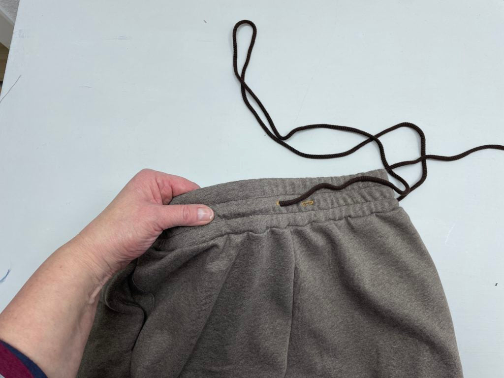 Hoodie-Kordel einziehen