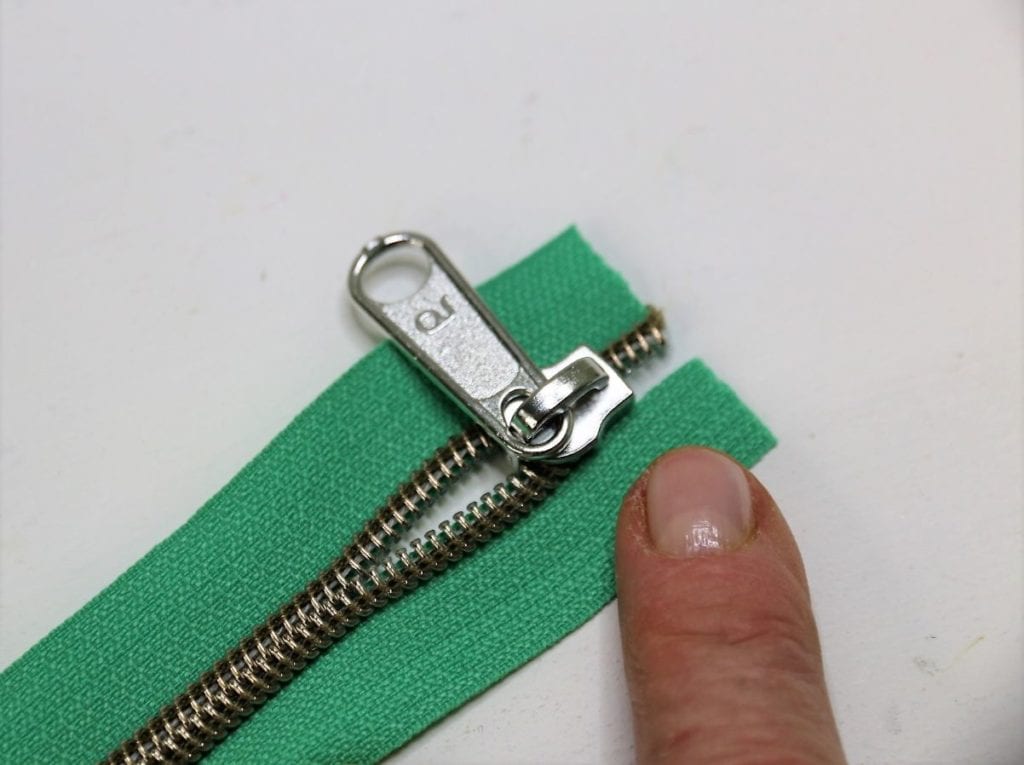 Zipper auf den Reißverschluss schieben