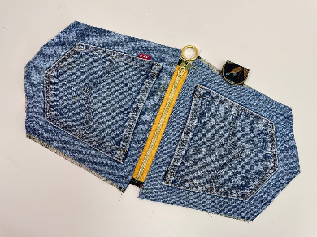 Vorbereitete Jeanstasche mit abgestepptem Reißverschluss