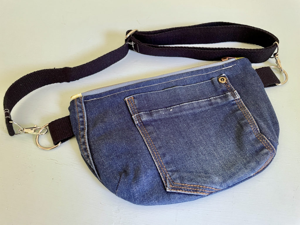 Jeans Upcycling: Bauchtasche aus alter Jeans nähen
