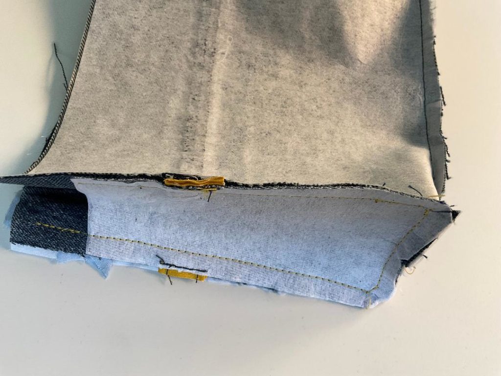 Buchhülle nähen: Seitenteile aus Jeans annähen