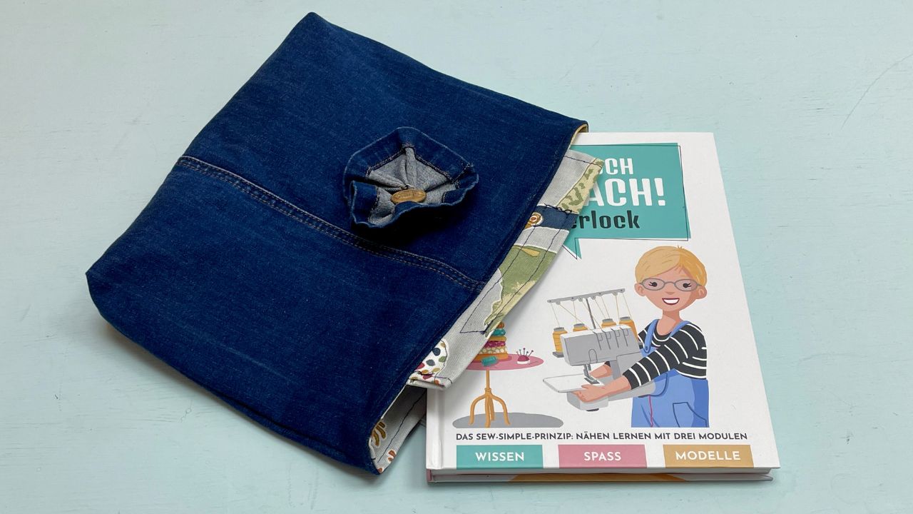 Buchhülle nähen: So verwandelst du eine alte Jeans in einen Upcycling Buchumschlag