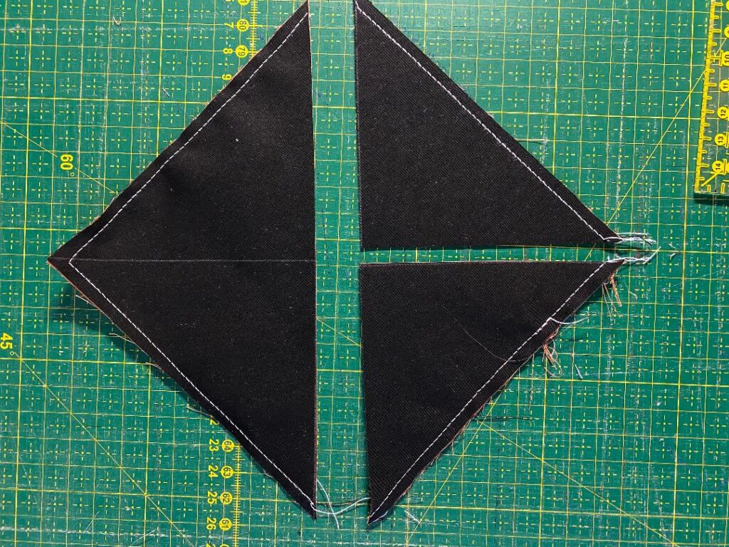 Patchwork aus Dreiecken nähen: Quadrate schneiden