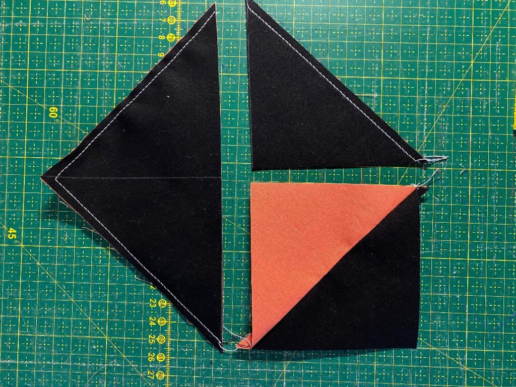Patchwork aus Dreiecken nähen: fertige Quadrate