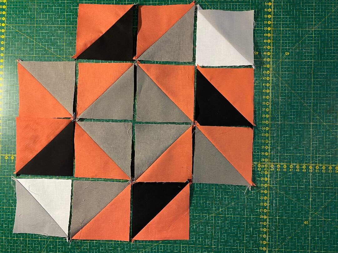 Patchwork aus Dreiecken nähen- verschiedene Designs testen