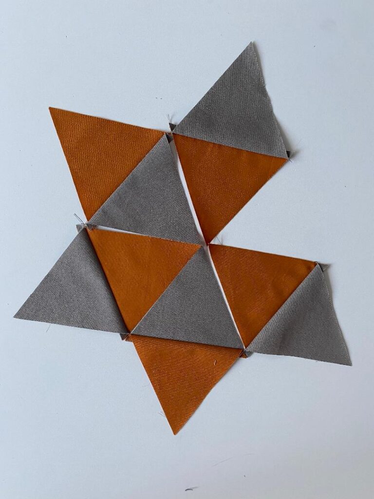 Patchwork aus Dreiecken nähen: Dreiecke zum Stern gelegt